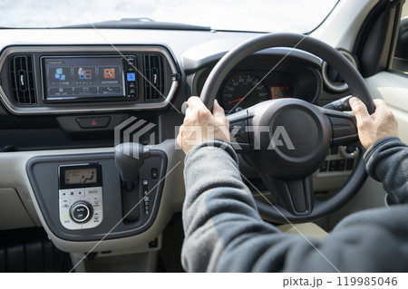 運転するシニア 運転するシニア 119985046