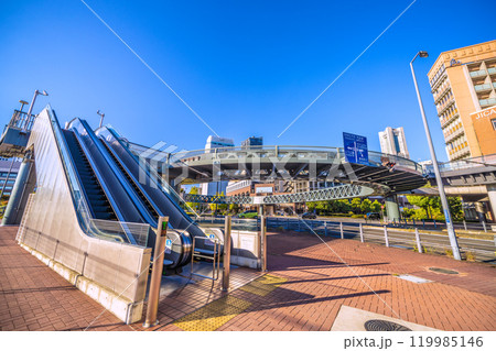 日本の横浜都市景観 歩道橋のある街…新港サークルウォークや横浜ランドマークタワーなどを望む＝7日 119985146