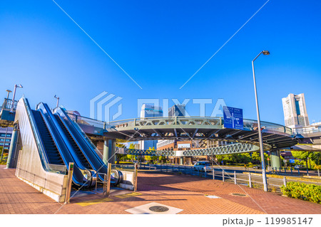 日本の横浜都市景観 歩道橋のある街…新港サークルウォークや横浜ランドマークタワーなどを望む＝7日 119985147