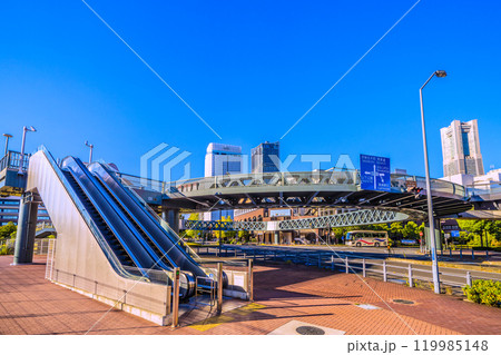 日本の横浜都市景観 歩道橋のある街…新港サークルウォークや横浜ランドマークタワーなどを望む＝7日 119985148