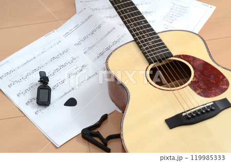 アコースティックギター・カポタスト・楽譜と音楽イメージ 119985333