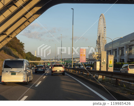 吹田市を通る夕暮れの大阪中央環状線と中国自動車 吹田市を通る夕暮れの大阪中央環状線と中国自動車 119985426