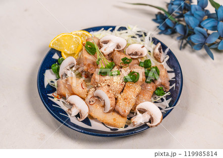 豚バラ味付け肉のソテー 119985814