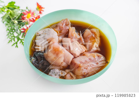 下味をつけるアンコウの唐揚げ用 下味をつけるアンコウの唐揚げ用 119985823