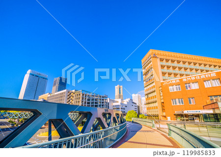 日本の横浜都市景観 歩道橋のある街…新港サークルウォークや横浜ランドマークタワーなどを望む＝7日 119985833