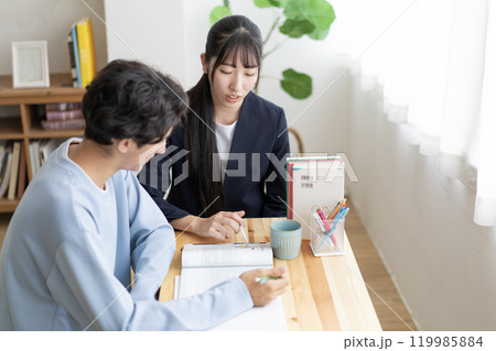 家庭教師に勉強を教わる学生 家庭教師に勉強を教わる学生 119985884