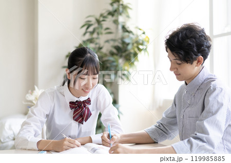 家庭教師に勉強を教わる学生 家庭教師に勉強を教わる学生 119985885