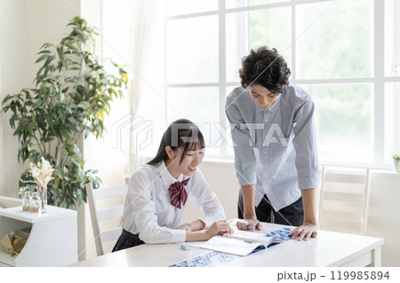 家庭教師に勉強を教わる学生 家庭教師に勉強を教わる学生 119985894