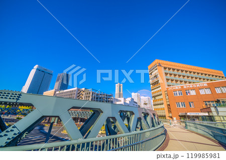 日本の横浜都市景観 歩道橋のある街…新港サークルウォークや横浜ランドマークタワーなどを望む＝7日 119985981