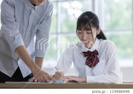 塾の授業を受ける学生 119986046