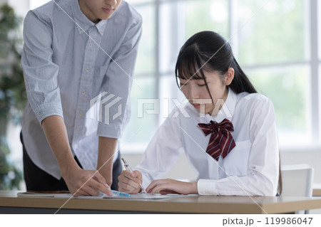 塾の授業を受ける学生 塾の授業を受ける学生 119986047