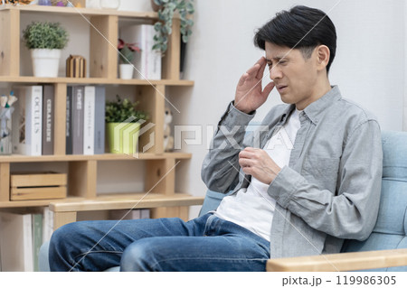 体調不良の男性 頭痛 倦怠感 睡眠不足 体調不良の男性 頭痛 倦怠感 睡眠不足 119986305