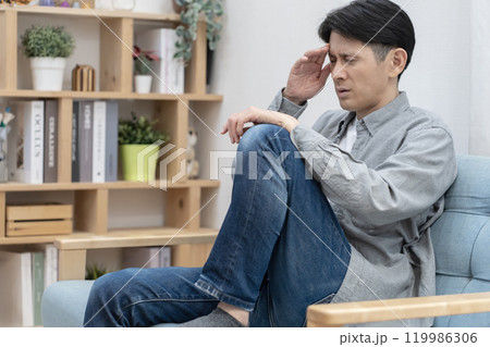 体調不良の男性 頭痛 倦怠感 睡眠不足 体調不良の男性 頭痛 倦怠感 睡眠不足 119986306