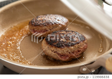 フライパンで手作りハンバーグを焼く フライパンで手作りハンバーグを焼く 119986838