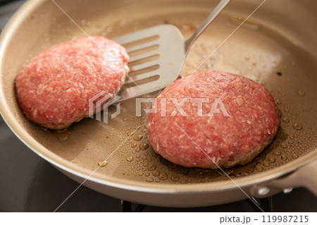 フライパンで手作りハンバーグを焼く 119987215
