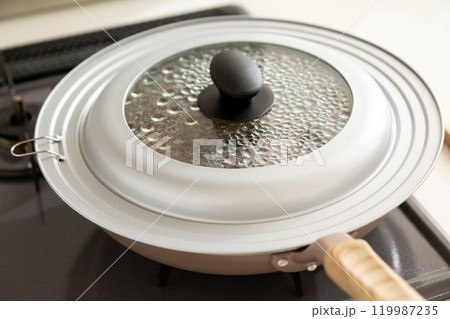 フライパンで手作りハンバーグを焼く 119987235