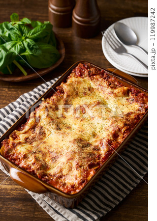こんがり焼けたラザニア 119987242