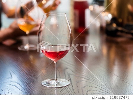 グラスに注がれた赤ワイン、バーカウンター 119987475