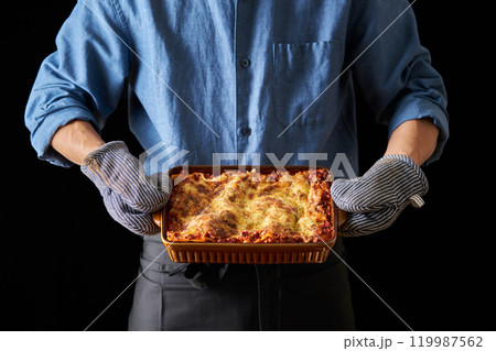 熱々に焼けたラザニアを持つ料理人 熱々に焼けたラザニアを持つ料理人 119987562