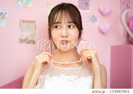 ウエディングドレスの若い女性(ファンシーなフォトプロップスの部屋) ウエディングドレスの若い女性(ファンシーなフォトプロップスの部屋) 119987601