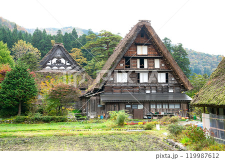 白川郷の合掌造り風景 白川郷の合掌造り風景 119987612