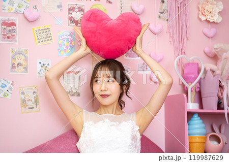 ウエディングドレスの若い女性（ファンシーなフォトプロップスの部屋） 119987629