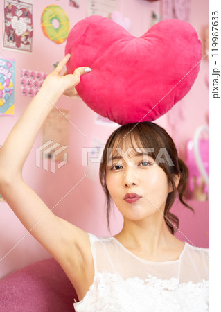 ウエディングドレスの若い女性(ファンシーなフォトプロップスの部屋) ウエディングドレスの若い女性(ファンシーなフォトプロップスの部屋) 119987633