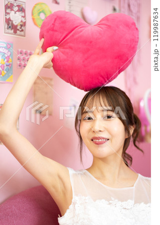 ウエディングドレスの若い女性(ファンシーなフォトプロップスの部屋) ウエディングドレスの若い女性(ファンシーなフォトプロップスの部屋) 119987634