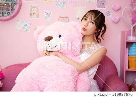 ウエディングドレスの若い女性（ファンシーなフォトプロップスの部屋） 119987670