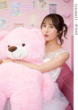 ウエディングドレスの若い女性(ファンシーなフォトプロップスの部屋) ウエディングドレスの若い女性(ファンシーなフォトプロップスの部屋) 119987672