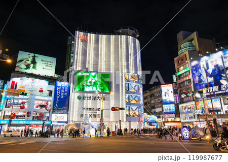 台北　夜の西門町　※一部ソフトフォーカス 119987677