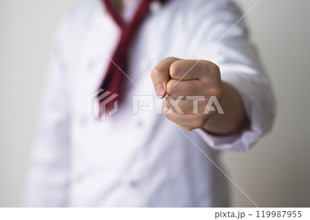 料理人の男性 119987955