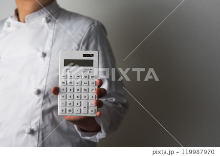 料理人の男性 119987970