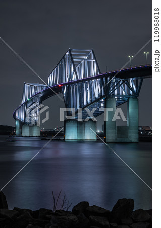ライトアップされた夜の東京ゲートブリッジ 119988018