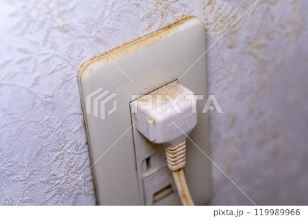 コンセント火災 コンセントが原因の火災 配線コード火災 電気火災 焦げたコンセント コンセント火災 コンセントが原因の火災 配線コード火災 電気火災 焦げたコンセント 119989966
