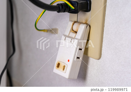 コンセント火災 コンセントが原因の火災 配線コード火災 電気火災 焦げたコンセント コンセント火災 コンセントが原因の火災 配線コード火災 電気火災 焦げたコンセント 119989971