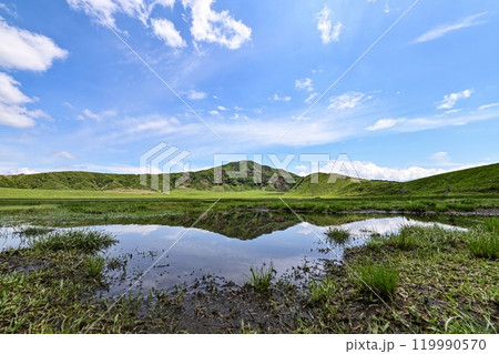 【熊本】草千里ヶ浜。噴煙を上げるダイナミックな阿蘇山など、とても素敵な絶景が広がっていました。 【熊本】草千里ヶ浜。噴煙を上げるダイナミックな阿蘇山など、とても素敵な絶景が広がっていました。 119990570