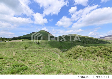 【熊本】草千里ヶ浜。噴煙を上げるダイナミックな阿蘇山など、とても素敵な絶景が広がっていました。 【熊本】草千里ヶ浜。噴煙を上げるダイナミックな阿蘇山など、とても素敵な絶景が広がっていました。 119990571