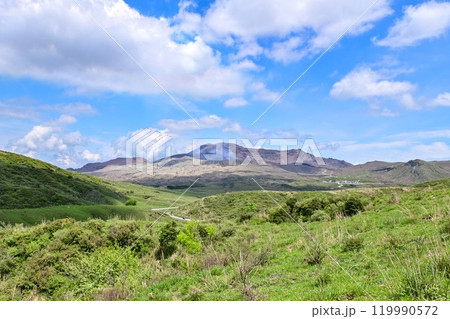 【熊本】草千里ヶ浜。噴煙を上げるダイナミックな阿蘇山など、とても素敵な絶景が広がっていました。 119990572