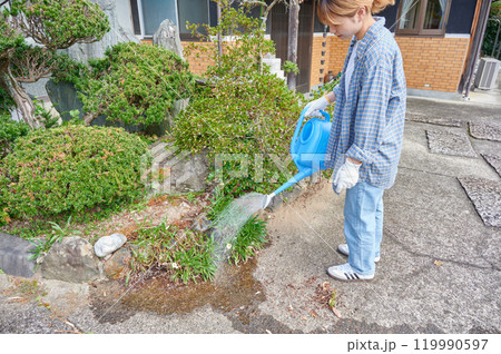 お庭の手入れをする女性 水やり 古民家 田舎 お庭の手入れをする女性 水やり 古民家 田舎 119990597