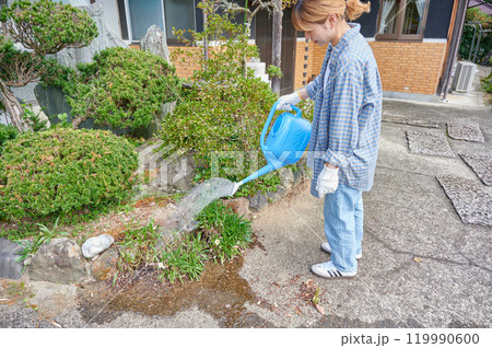 お庭の手入れをする女性 水やり 古民家 田舎 お庭の手入れをする女性 水やり 古民家 田舎 119990600
