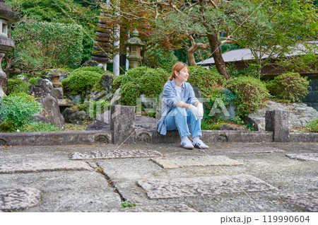 古民家のお庭にする女性　田舎暮らし　 119990604