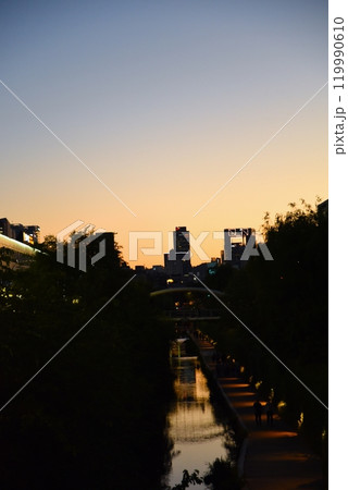 夕闇に染まる街並み 夕闇に染まる街並み 119990610