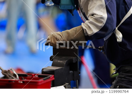 鑢掛けをする職人 やすり バリ取り 鑢掛けをする職人 やすり バリ取り 119990764