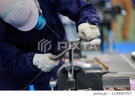 鑢掛けをする職人　やすり　バリ取り 119990767