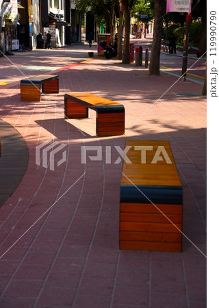 韓国のベンチの並ぶ風景 119990790