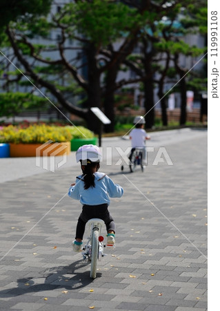 自転車の練習をする女の子 119991108