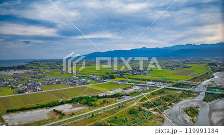 秋の富山県の一級河川黒部川の河口付近 秋の富山県の一級河川黒部川の河口付近 119991184