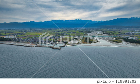 秋の富山県の一級河川黒部川の河口付近 119991202