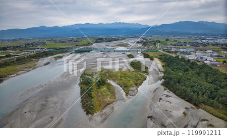 秋の富山県の一級河川黒部川の河口付近 119991211